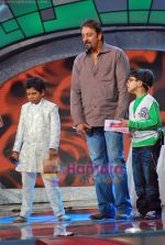 Sanjay Dutt on the sets of Saregama Lil Champs in Famous Studios on 29th Sep 2009 (8).JPG